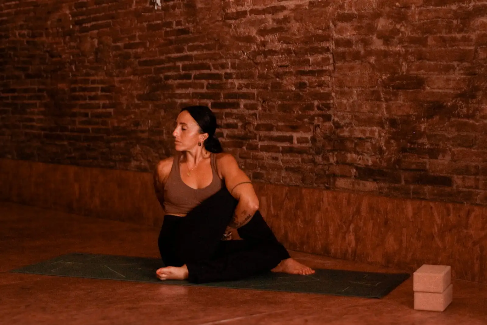 Clase de Hatha Vinyasa en SAHURI Studio
