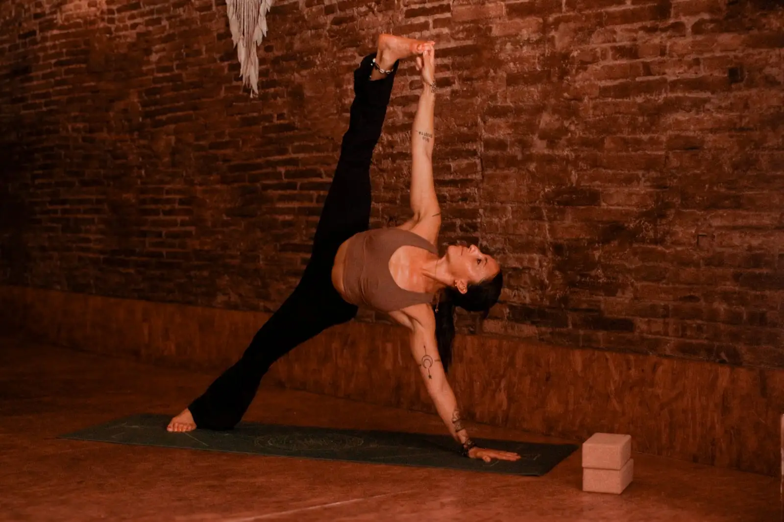 Clase de Power Vinyasa en SAHURI Studio