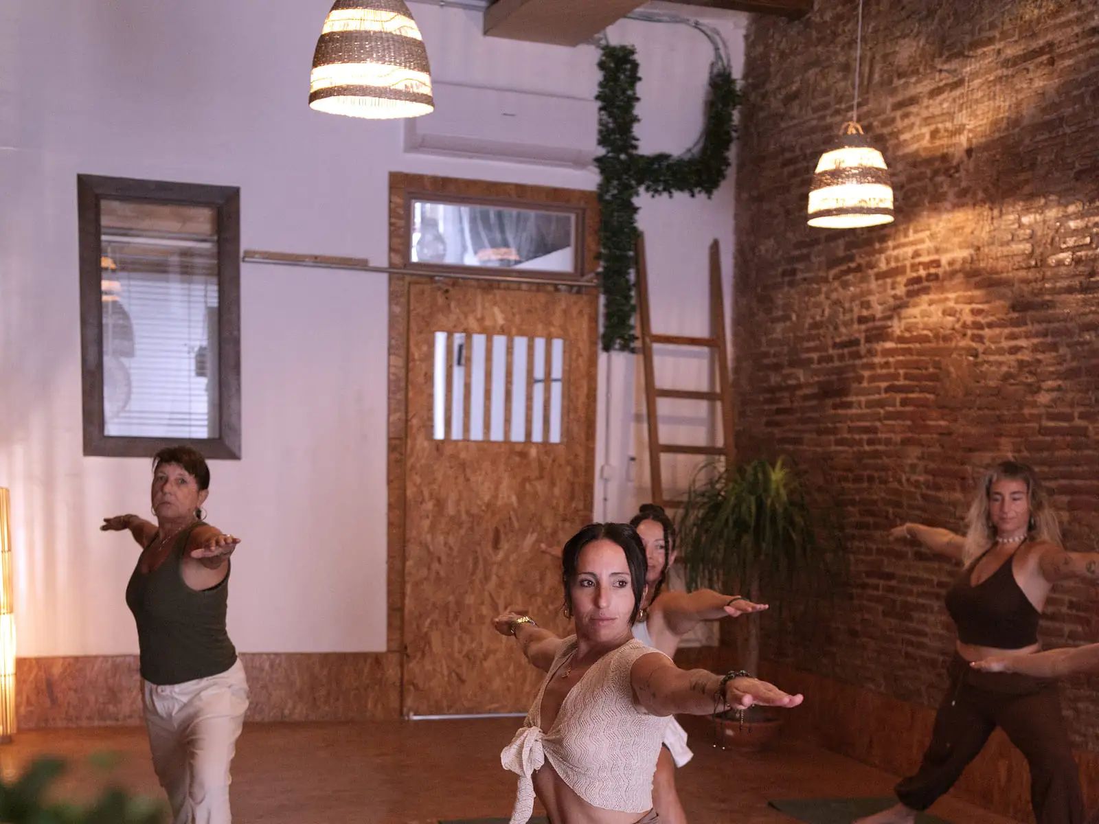 Clase de Vinyasa Yoga en SAHURI Studio