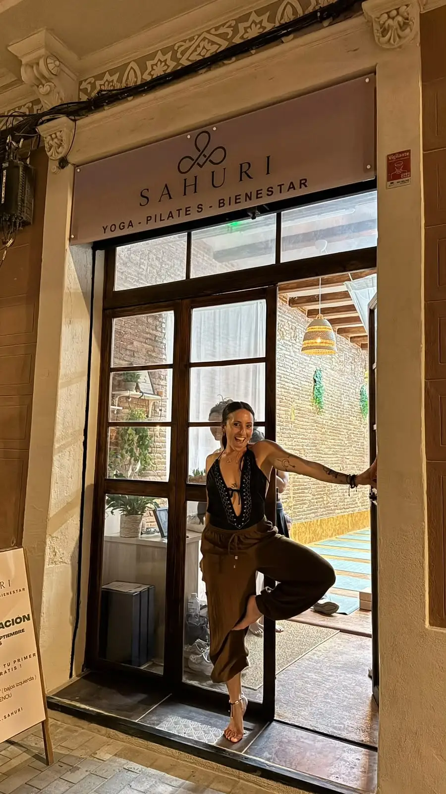 Entrada del estudio en la calle, con el rótulo de SAHURI sobre la puerta