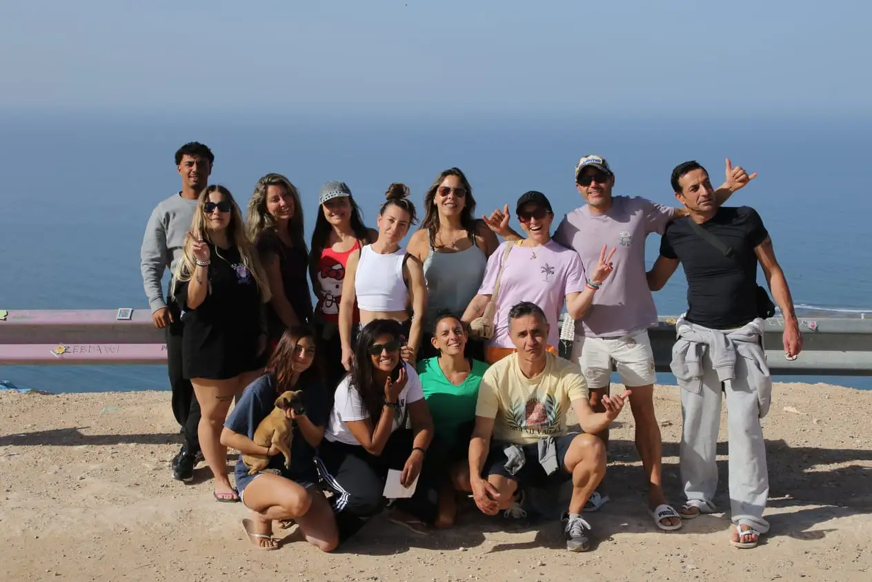 El grupo posando en un mirador sobre el océano