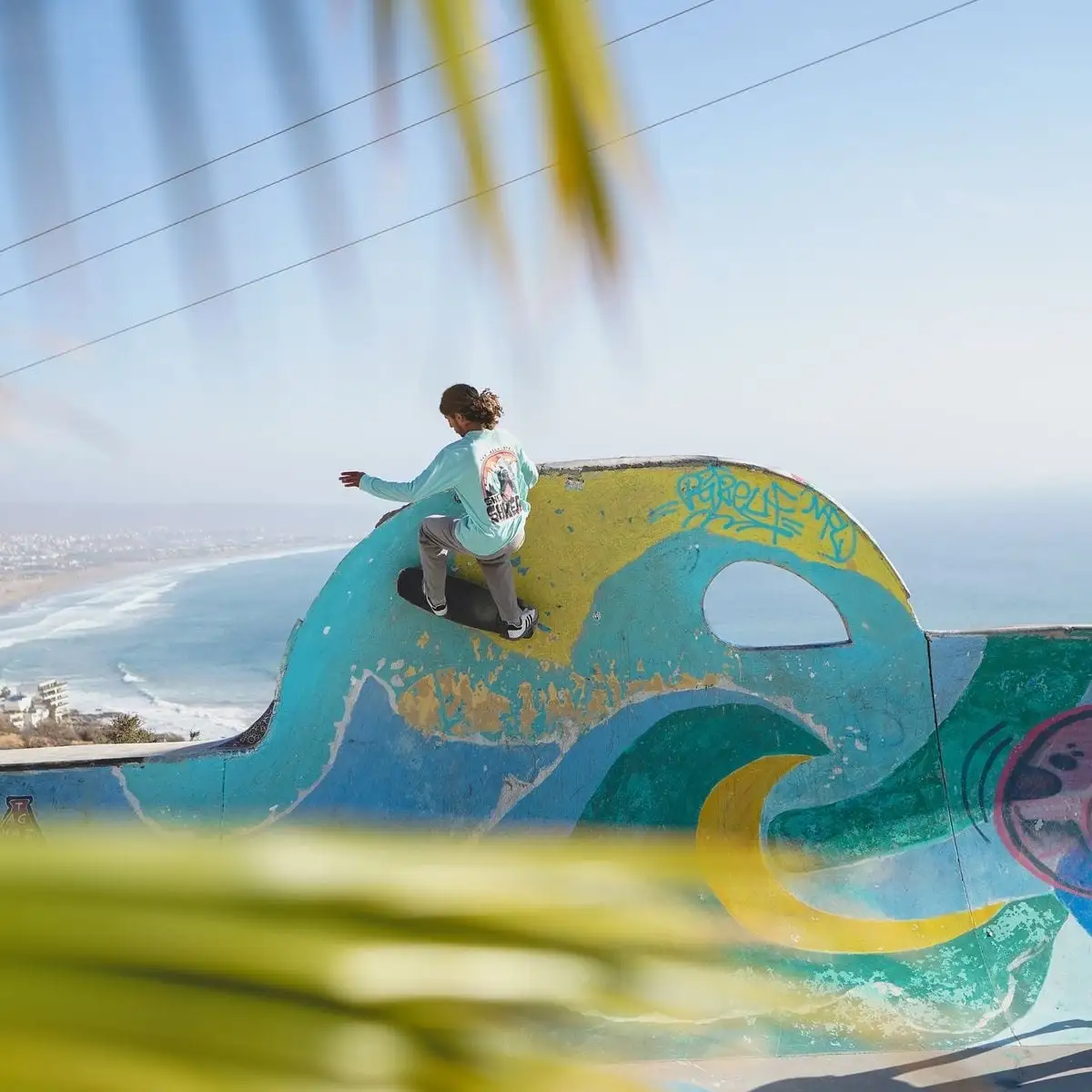 Skatepark de Taghazout pintado de colores, con la bahía al fondo