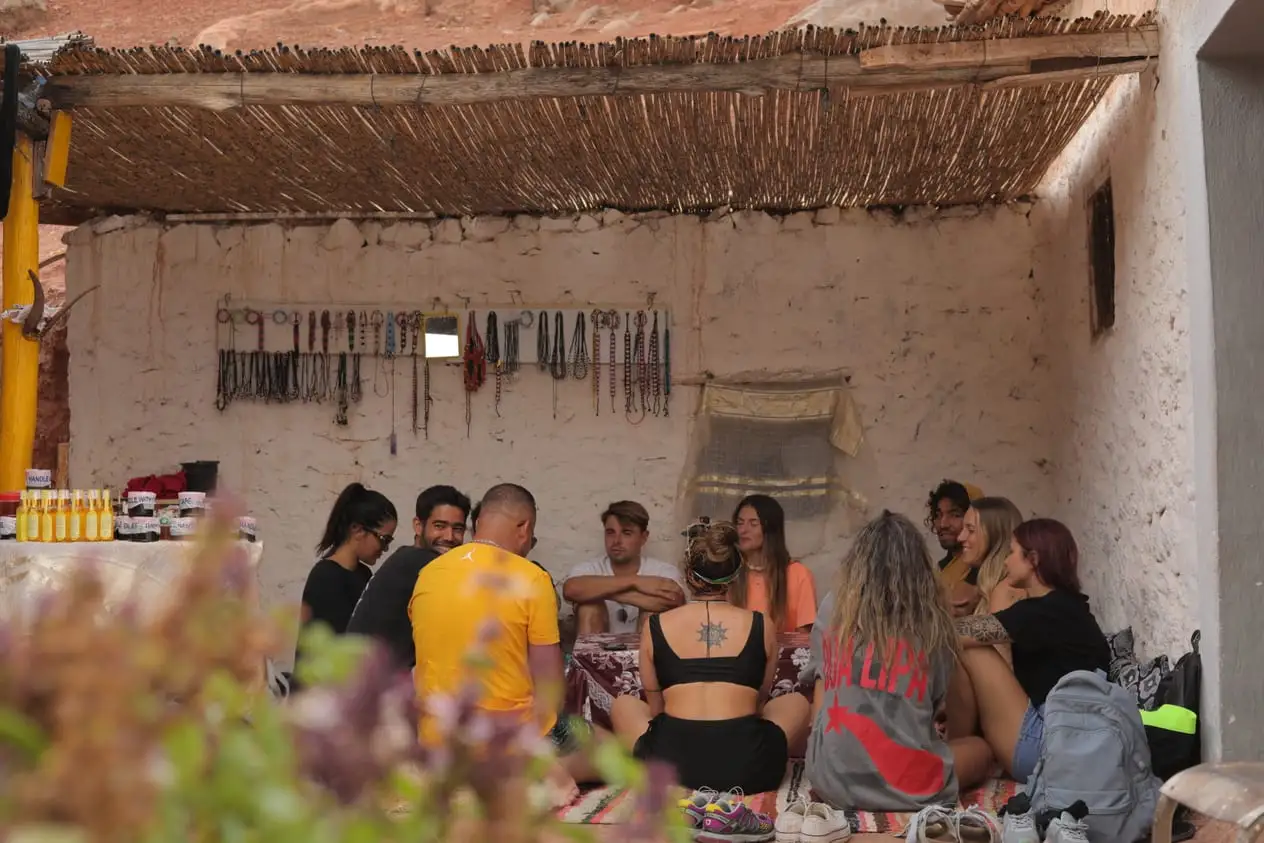 El grupo compartiendo un rato a la sombra de un techo de cañizo